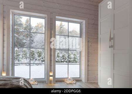 Hellen Innenraum, Zimmer im Holzhaus mit großem Fenster. Im skandinavischen Stil. Stockfoto