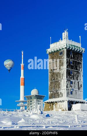 Winter auf dem Brocken - Funkturm und Hotel, Heißluftballon am Himmel, Deutschland, Sachsen-Anhalt, Nationalpark Harz, Brocken Stockfoto