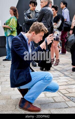 Modedesigner, Fotografen, Models, Journalisten und andere Modeschaffende machen sich auf den Weg zu den Laufstege-Shows während der London Fashion Week. Stockfoto