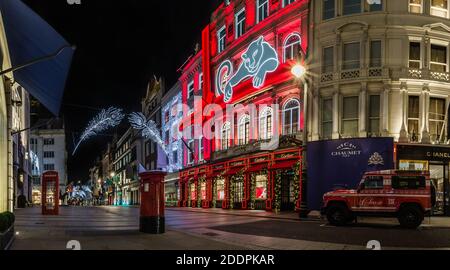 Hell erleuchtetes Cartier-Geschäft in der Bond Street in London. Stockfoto