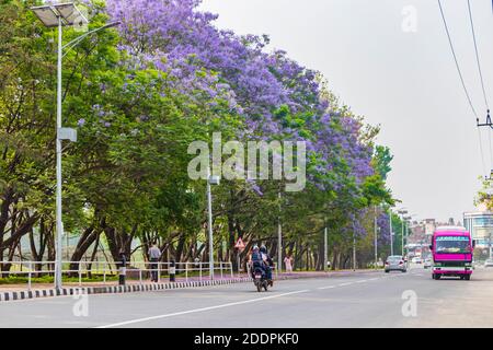 Bunte staubige Straße zum Flughafen. Ring Road in Gaucharan, Kathmandu, Nepal. Stockfoto