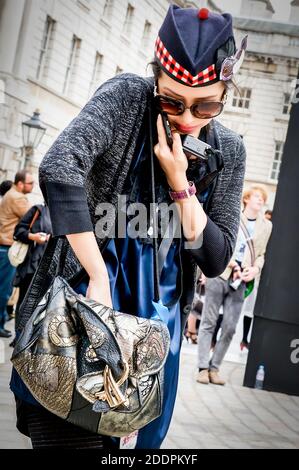 Modedesigner, Fotografen, Models, Journalisten und andere Modeschaffende machen sich auf den Weg zu den Laufstege-Shows während der London Fashion Week. Stockfoto