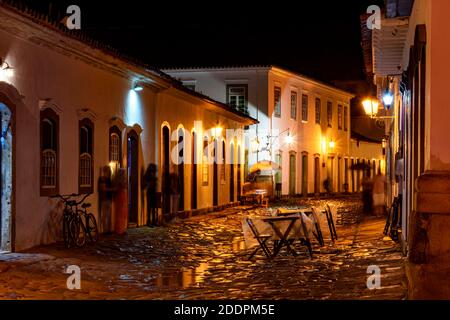 Nachtansicht der Stadt Paraty mit seiner alten Häuser im Kolonialstil und die Helligkeit und Farben der Die Lichter der Stadt spiegeln sich in den gepflasterten Straßen Stockfoto