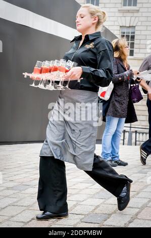 Modedesigner, Fotografen, Models, Journalisten und andere Modeschaffende machen sich auf den Weg zu den Laufstege-Shows während der London Fashion Week. Stockfoto