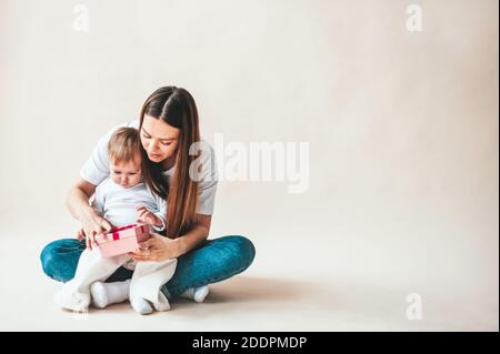 Ein schönes Teenager-Mädchen in einem gemütlichen Pullover wartet Für Weihnachten und Träumen Stockfoto