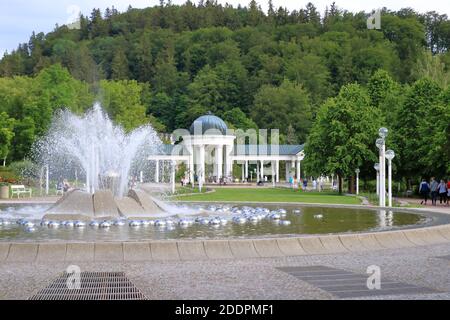 Juli 13 2020 Marianske Lazne/Marienbad / Tschechische Republik: Der Pavillon der Karolina-Quelle im berühmten Kurort Stockfoto