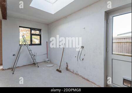 Braune Verputzung in der Anlage, weiß gestrichene Wände Stockfoto