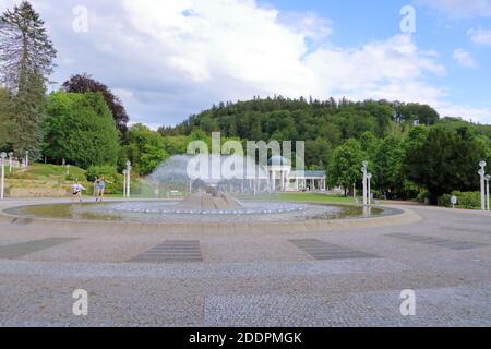 Juli 13 2020 Marianske Lazne/Marienbad / Tschechische Republik: Der Pavillon der Karolina-Quelle im berühmten Kurort Stockfoto