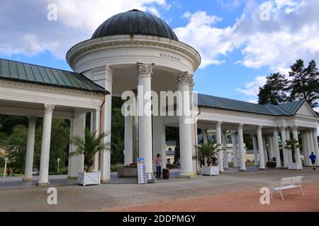 Juli 13 2020 Marianske Lazne/Marienbad / Tschechische Republik: Der Pavillon der Karolina-Quelle im berühmten Kurort Stockfoto