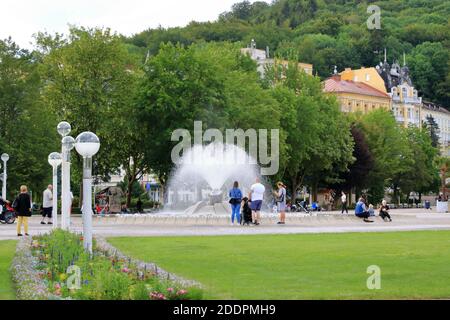 Juli 12 2020 Marianske Lazne/Marienbad / Tschechische Republik: Hauptkolonnade mit singendem Brunnen - kleiner westböhmischer Kurort Stockfoto