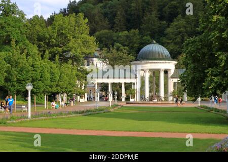 Juli 13 2020 Marianske Lazne/Marienbad / Tschechische Republik: Der Pavillon der Karolina-Quelle im berühmten Kurort Stockfoto