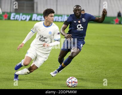 Marseille, Frankreich. November 2020. Leonardo Balerdi von Marseille, Moussa Marega von Porto während der UEFA Champions League, Gruppe C Fußballspiel zwischen Olympique de Marseille und FC Porto am 25. November 2020 im Orange Velodrome Stadion in Marseille, Frankreich - Foto Jean Catuffe / DPPI / LM Kredit: Paola Benini/Alamy Live News Stockfoto