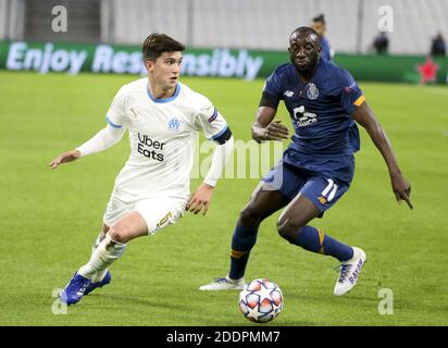 Marseille, Frankreich. November 2020. Leonardo Balerdi von Marseille, Moussa Marega von Porto während der UEFA Champions League, Gruppe C Fußballspiel zwischen Olympique de Marseille und FC Porto am 25. November 2020 im Orange Velodrome Stadion in Marseille, Frankreich - Foto Jean Catuffe / DPPI / LM Kredit: Paola Benini/Alamy Live News Stockfoto