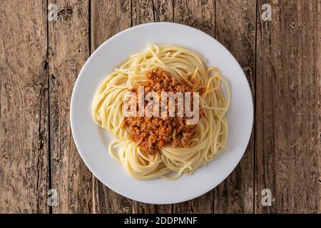Spaghetti mit Bolognese-Sauce auf Holztisch Stockfoto