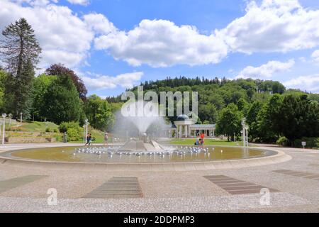 Juli 13 2020 Marianske Lazne/Marienbad / Tschechische Republik: Der Pavillon der Karolina-Quelle im berühmten Kurort Stockfoto