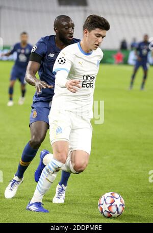 Marseille, Frankreich. November 2020. Leonardo Balerdi von Marseille, Moussa Marega von Porto während der UEFA Champions League, Gruppe C Fußballspiel zwischen Olympique de Marseille und FC Porto am 25. November 2020 im Orange Velodrome Stadion in Marseille, Frankreich - Foto Jean Catuffe / DPPI / LM Kredit: Paola Benini/Alamy Live News Stockfoto