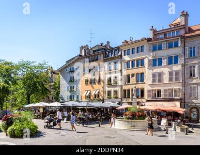 Der Place du Bourg-de-Four in Genf ist eine belebte Fußgängerzone im oberen Teil der Altstadt, gesäumt von alten Stadthäusern und Straßencafés. Stockfoto