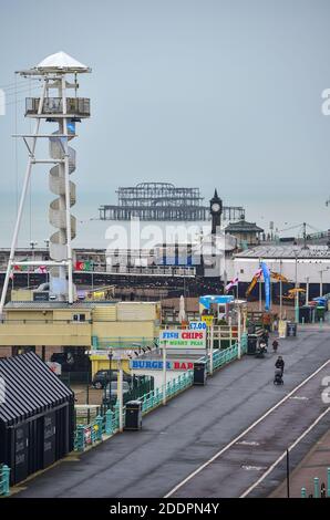 Brighton UK 26. November 2020 - Brighton Seafront heute, da die Stadt zu Tier 2 COVID Einschränkungen zusammen mit dem größten Teil von England ändert, wie der Gesundheitsminister Matt Hancock hat die Tier Änderungen in England angekündigt, um zur Bekämpfung der Coronavirus COVID-19 Pandemie zu helfen. Die neuen Stufen werden in Kraft treten am kommenden Mittwoch, wenn England kommt aus der jüngsten Lockdown-Einschränkungen : Credit Simon Dack / Alamy Live News Stockfoto