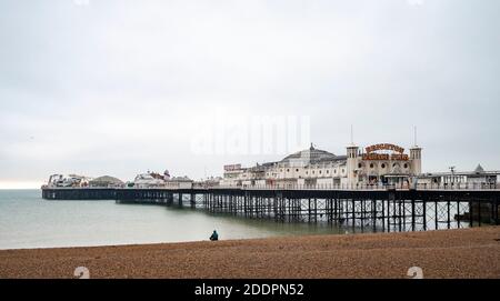 Brighton UK 26. November 2020 - Brighton Strandpromenade und der Pier heute Morgen, als die Stadt zu Tier 2 COVID Einschränkungen zusammen mit dem größten Teil von England ändert, wie der Gesundheitsminister Matt Hancock hat die Tier Änderungen in England angekündigt, um zur Bekämpfung der Coronavirus COVID-19 Pandemie . Die neuen Stufen werden in Kraft treten am kommenden Mittwoch, wenn England kommt aus der jüngsten Lockdown-Einschränkungen : Credit Simon Dack / Alamy Live News Stockfoto