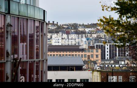 Brighton UK 26. November 2020 - EIN Blick über Brighton Stadtzentrum ändert sich zu Tier 2 COVID Einschränkungen zusammen mit dem größten Teil von England als der Gesundheitsminister Matt Hancock hat die Tier Änderungen in England angekündigt, um zur Bekämpfung der Coronavirus COVID-19 Pandemie zu helfen. Die neuen Stufen werden in Kraft treten am kommenden Mittwoch, wenn England kommt aus der jüngsten Lockdown-Einschränkungen : Credit Simon Dack / Alamy Live News Stockfoto