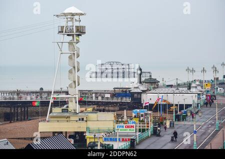 Brighton UK 26. November 2020 - Brighton Seafront heute, da die Stadt zu Tier 2 COVID Einschränkungen zusammen mit dem größten Teil von England ändert, wie der Gesundheitsminister Matt Hancock die Tier Änderungen in England angekündigt hat, um zur Bekämpfung der Coronavirus COVID-19 Pandemie zu helfen. Die neuen Stufen werden in Kraft treten am kommenden Mittwoch, wenn England kommt aus der jüngsten Lockdown-Einschränkungen : Credit Simon Dack / Alamy Live News Stockfoto