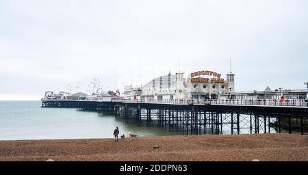 Brighton UK 26. November 2020 - Brighton Strandpromenade und der Pier heute Morgen, als die Stadt zu Tier 2 COVID Einschränkungen zusammen mit dem größten Teil von England ändert, wie der Gesundheitsminister Matt Hancock hat die Tier Änderungen in England angekündigt, um zur Bekämpfung der Coronavirus COVID-19 Pandemie . Die neuen Stufen werden in Kraft treten am kommenden Mittwoch, wenn England kommt aus der jüngsten Lockdown-Einschränkungen : Credit Simon Dack / Alamy Live News Stockfoto