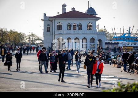 Menschliche Landschaften von Kadikoy Küste während der Coronavirus Pandemie Tage am 21. November 2020 in Istanbul Türkei.Kadikoy ist eine entspannte Wohn ne Stockfoto