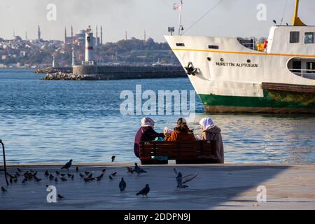 Frauen sitzen auf der Bank. Menschliche Landschaften von Kadikoy Küste während der Coronavirus Pandemie Tage am 21. November 2020 in Istanbul Türkei.Kadikoy i Stockfoto