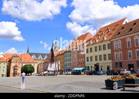 Juli 14 2020 Cheb/Eger in Tschechien: Gruppe mittelalterlicher Häuser auf dem Hauptmarkt mit Fachwerkhäusern Stockfoto
