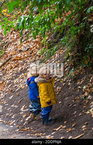 Bournemouth, Dorset, Großbritannien. November 2020. UK Wetter: Jungs wollen einfach nur Spaß haben - Peppe und Rudi, im Alter von 3 und 2, spielen in den Herbstblättern in den Chines bei Alum Chine, Bournemouth an einem kalten trüben grauen Tag (Erlaubnis erhalten). Quelle: Carolyn Jenkins/Alamy Live News Stockfoto