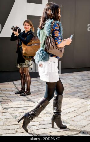 Modedesigner, Fotografen, Models, Journalisten und andere Modeschaffende machen sich auf den Weg zu den Laufstege-Shows während der London Fashion Week. Stockfoto