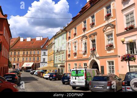 Juli 14 2020 Cheb/Eger in Tschechien: Gruppe mittelalterlicher Häuser auf dem Hauptmarkt mit Fachwerkhäusern Stockfoto