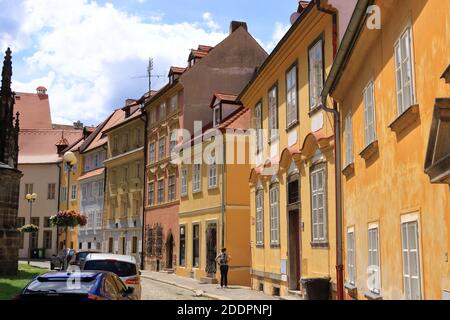 Juli 14 2020 Cheb/Eger in Tschechien: Gruppe mittelalterlicher Häuser in der Nähe des Marktplatzes mit Fachwerkhäusern Stockfoto