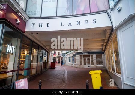 Brighton UK 26. November 2020 - Brighton Lanes heute als die Stadt ändert sich Tier 2 COVID Einschränkungen zusammen mit dem größten Teil von England, wie der Gesundheitsminister Matt Hancock hat die Tier Änderungen in England angekündigt, um zur Bekämpfung der Coronavirus COVID-19 Pandemie . Die neuen Stufen werden in Kraft treten am kommenden Mittwoch, wenn England kommt aus der jüngsten Lockdown-Einschränkungen : Credit Simon Dack / Alamy Live News Stockfoto