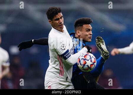 Mailand, Italien. November 2020. Lautaro Martinez von Internazionale (R) kämpft um den Ball mit Raphael Varane von Real Madrid (L) während des UEFA Champ Stockfoto