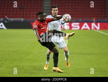 Rennes, Frankreich. November 2020. Jeremy Doku von Stade Rennais, Ben Chilwell von Chelsea während der UEFA Champions League, Gruppe E Fußballspiel zwischen Stade Rennais und Chelsea am 24. November 2020 im Roazhon Park in Rennes, Frankreich - Foto Jean Catuffe / DPPI / LM Kredit: Paola Benini/Alamy Live News Stockfoto