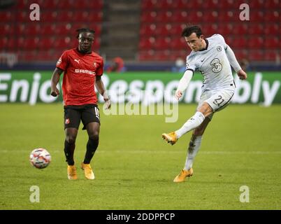 Ben Chilwell von Chelsea, Jeremy Doku von Stade Rennais (links) während der UEFA Champions League, Gruppe E Fußballspiel zwischen St / LM Stockfoto