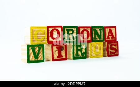 Bunte hölzerne Alphabet Blöcke buchstabieren die Wörter Corona Virus. Isoliert auf weißem Hintergrund. Hochwertige Fotos Stockfoto