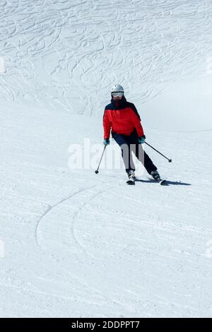 Skifahrerin in abschüssiger Steigung. Wintersport Freizeitaktivitäten. Alpen. Österreich Stockfoto