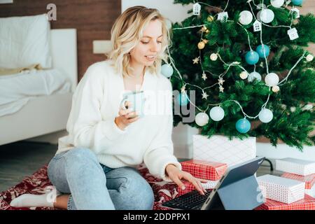 Fernarbeit an Feiertagen. Stockfoto