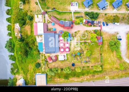Luftaufnahme auf Schirmen im Café im Freien von Drohne Stockfoto