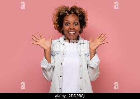 Junge afroamerikanische Frau mit überraschender Gesichtsausdruck. Studioaufnahme Stockfoto