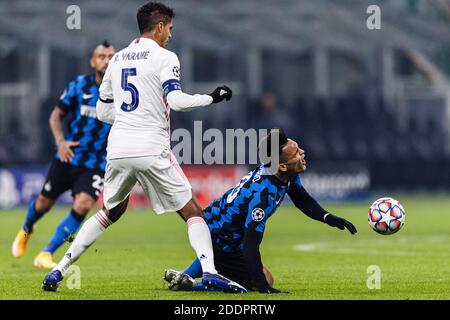Mailand, Italien. November 2020. Lautaro Martinez von Internazionale (R) wird während der UEFA Champions LEAG von Raphael Varane von Real Madrid (L) herausgefordert Stockfoto
