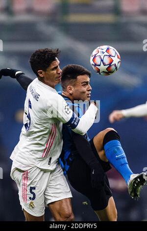 Mailand, Italien. November 2020. Lautaro Martinez von Internazionale (R) wird während der UEFA Champions LEAG von Raphael Varane von Real Madrid (L) herausgefordert Stockfoto