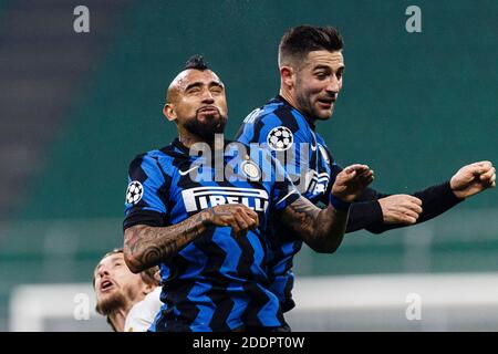 Mailand, Italien. November 2020. Arturo Vidal von Internazionale (L) in Aktion während des UEFA Champions League Gruppe B-Etappenmatches zwischen dem FC Internazion Stockfoto