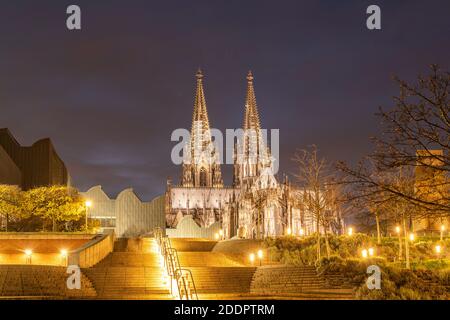 Der Kölner Dom bei Nacht, Köln, Nordrhein-Westfalen, Deutschland - Köln Dom bei Nacht, Köln, Nordrhein-Westfalen, Deutschland. Stockfoto