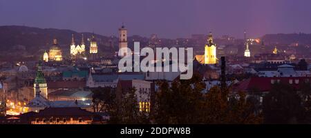 Luftaufnahme Nacht Panoramablick auf Kirchen, Rathaus und Häuser Dächer in der historischen Altstadt von Lviv, Ukraine. Stockfoto
