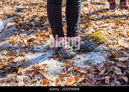 Schneeschuhe mit Stahlkette auf dem Schnee im Bukhansan Mountain Nationalpark in Seoul, Südkorea Stockfoto