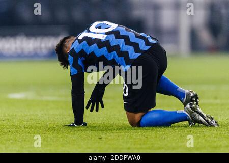 Mailand, Italien. November 2020. Lautaro Martinez von Internazionale auf den Knien, nachdem er während der UE von Raphael Varane von Real Madrid (H) herausgefordert wurde Stockfoto