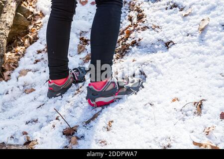 Schneeschuhe mit Stahlkette auf dem Schnee im Bukhansan Mountain Nationalpark in Seoul, Südkorea Stockfoto